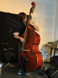 Elèves en scène Chloé Jalquin batterie et Benjamin Bras guitare